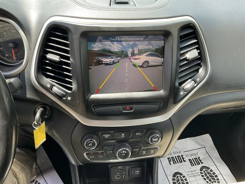 Used 2016 Jeep Cherokee Latitude FWD image 35