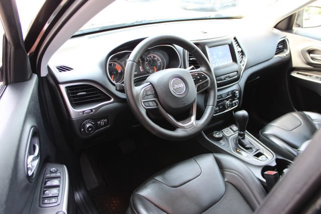 Used 2019 Jeep Cherokee Latitude Plus w/ Cold Weather Group AWD/4WD image 13