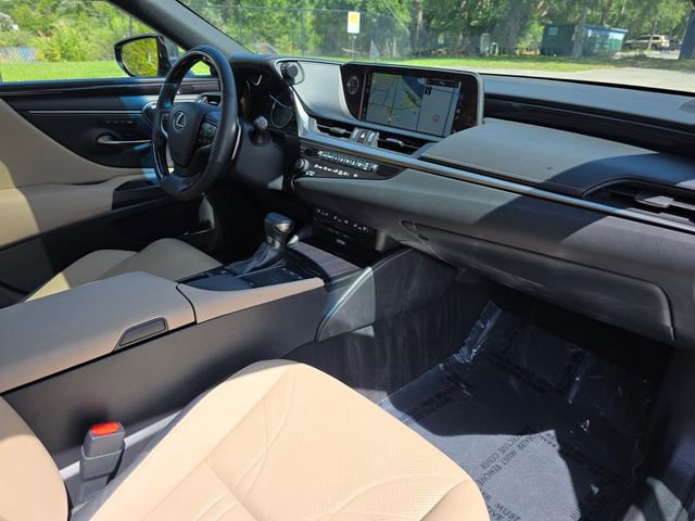 Used 2019 Lexus ES 300h Ultra Luxury w/ Accessory Package 2 FWD image 9