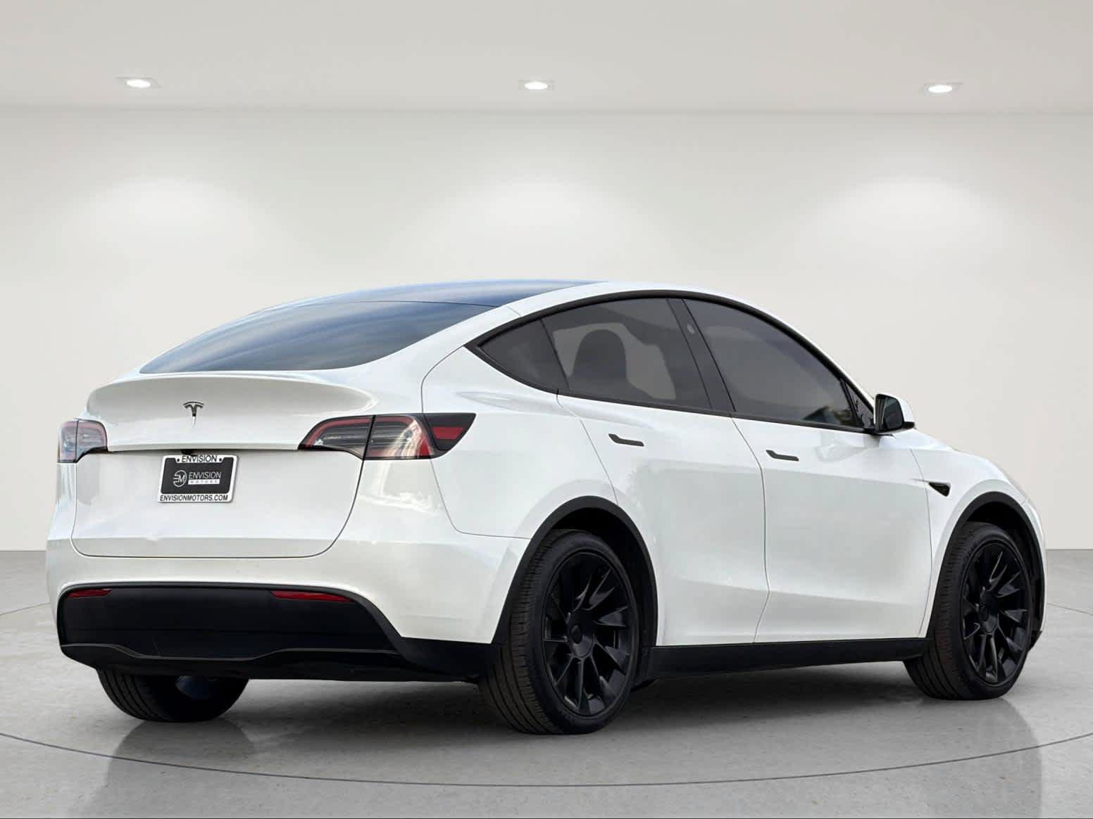 Used 2024 Tesla Model Y 2WD image 5