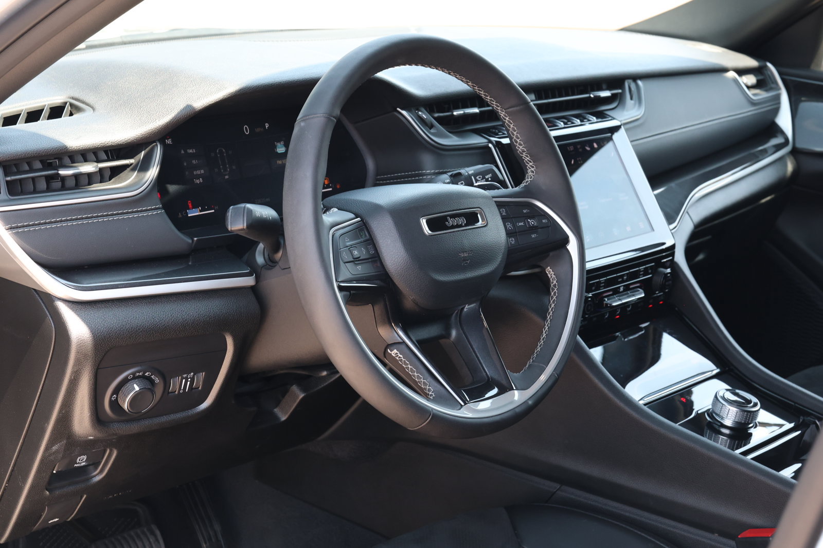 Used 2023 Jeep Grand Cherokee L Laredo RWD image 14
