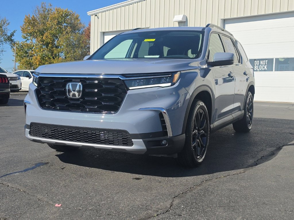 Used 2025 Honda Pilot Touring image 3