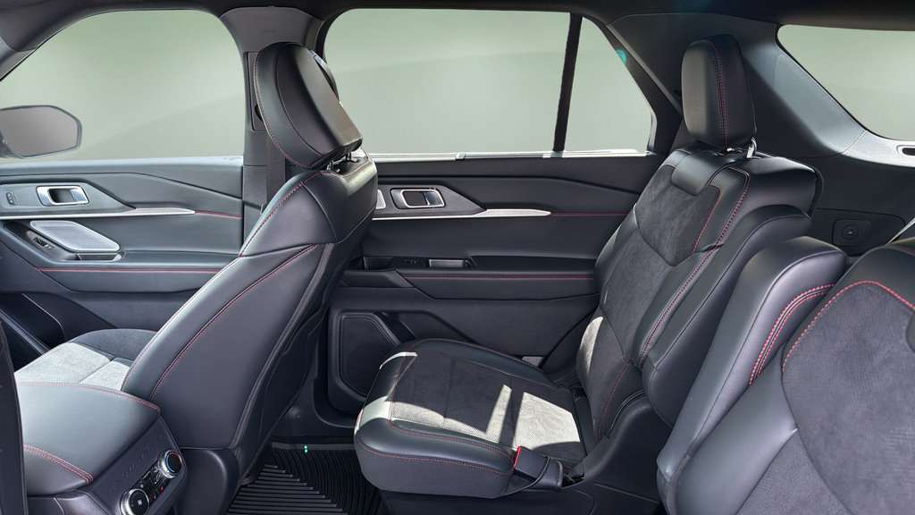Used 2025 Ford Explorer ST AWD/4WD image 16