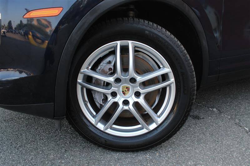 Used 2016 Porsche Cayenne w/ Premium Package AWD/4WD image 9