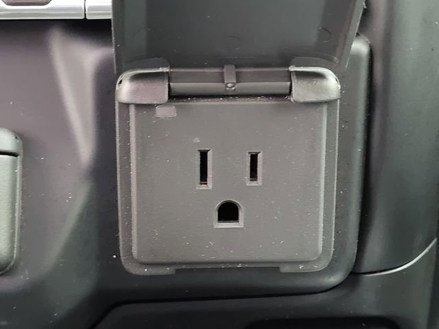 Used 2020 Chevrolet Silverado 3500 LTZ w/ LTZ Convenience Package image 16