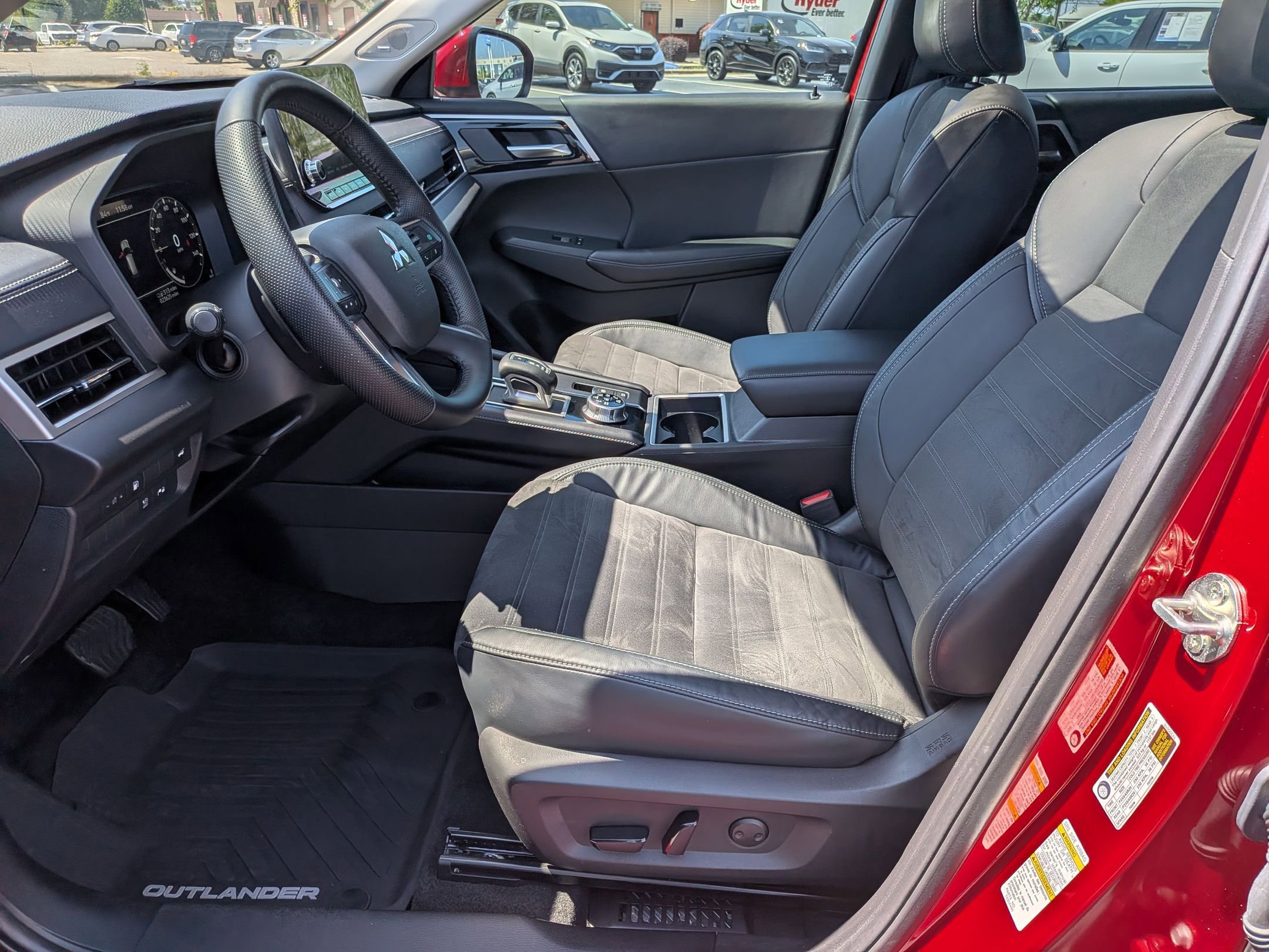 Used 2023 Mitsubishi Outlander SE image 14