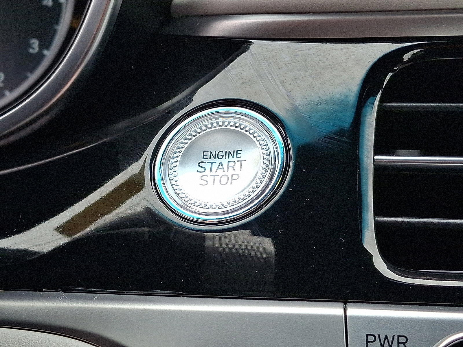 Used 2025 Genesis G70 2.5T image 23