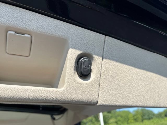 Used 2017 GMC Yukon XL Denali AWD/4WD image 12