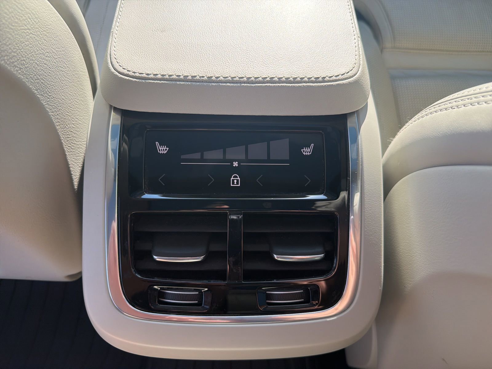 Used 2023 Volvo XC90 B6 Ultimate w/ Protection Package Premier image 24