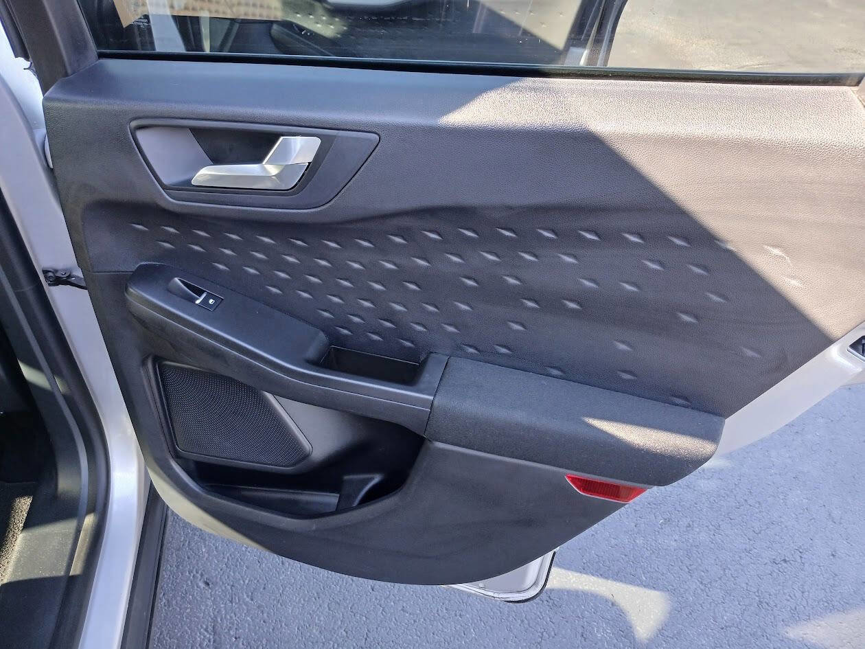 Used 2020 Ford Escape SE image 6