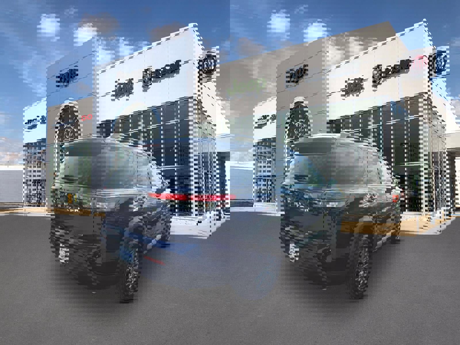 Used 2025 Nissan Pathfinder SV image 2