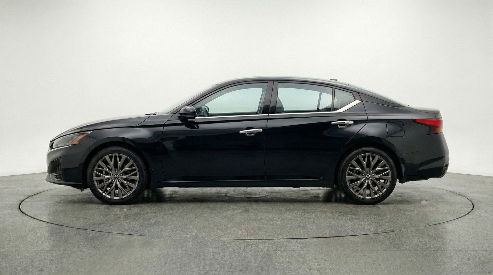Used 2025 Nissan Altima 2.5 SV image 5