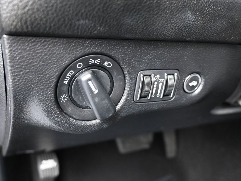 Used 2019 Dodge Challenger SXT image 14