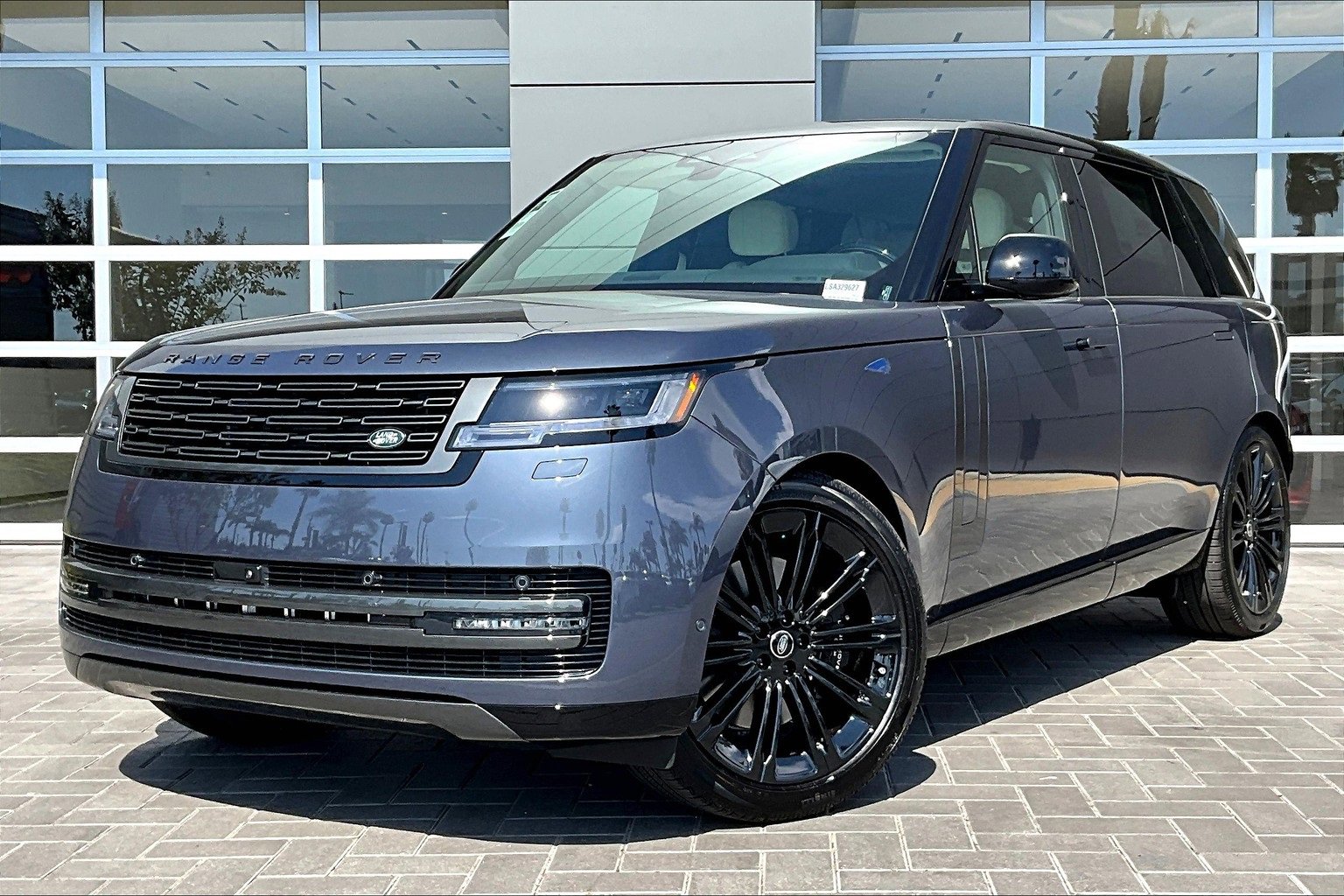 New 2025 Land Rover Range Rover Long Wheelbase SE