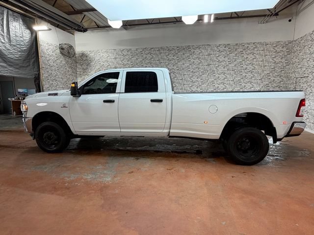 Used 2023 RAM 3500 Tradesman w/ Chrome Appearance Group AWD/4WD image 4