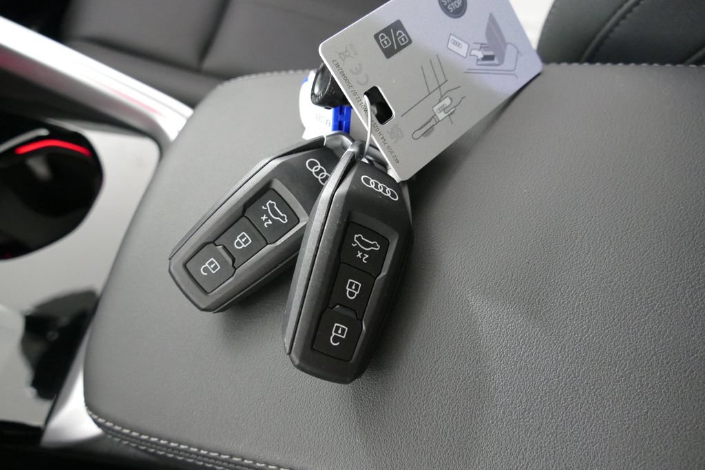 Used 2025 Audi Q5 Premium w/ Convenience Package