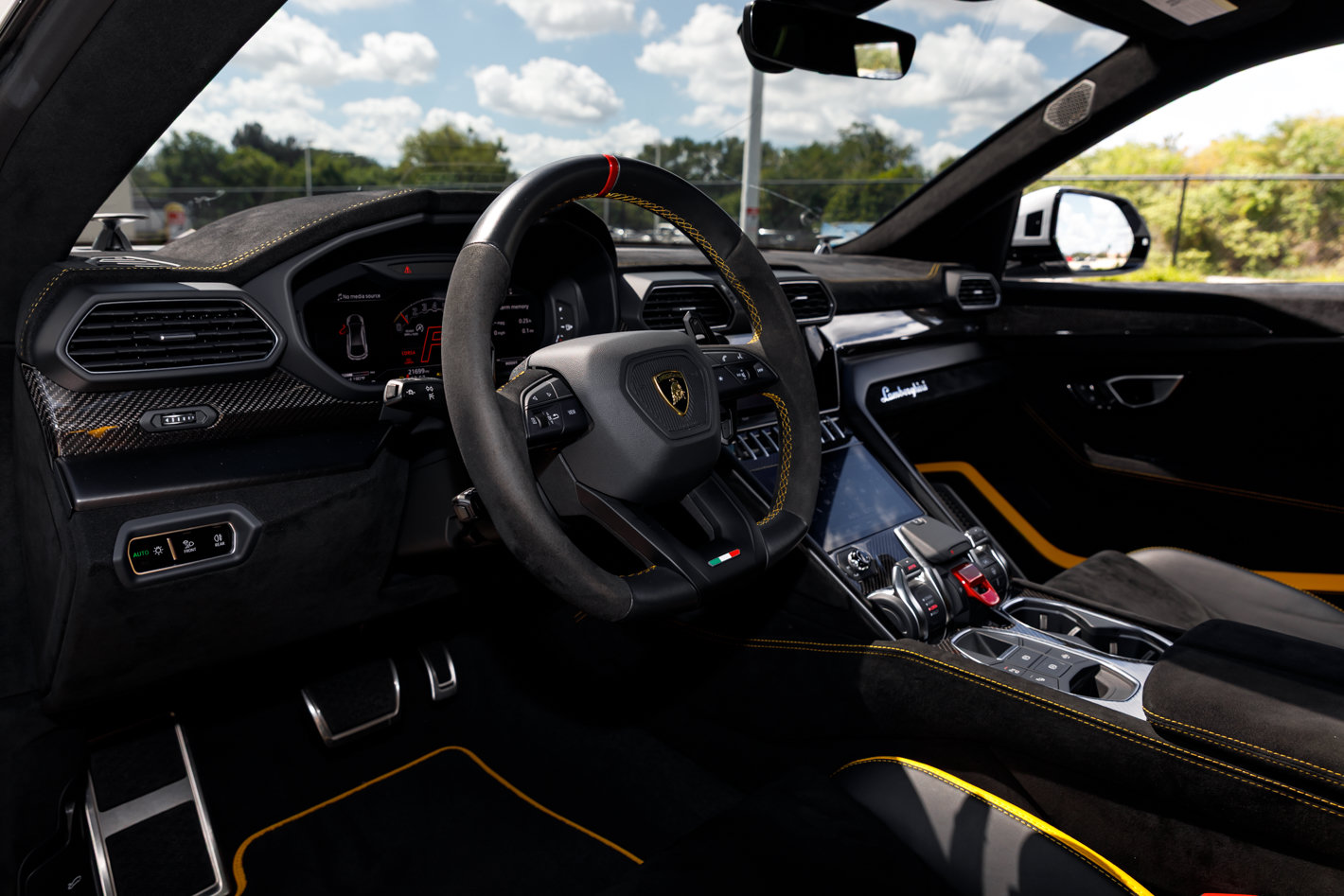 Used 2024 Lamborghini Urus Performante AWD/4WD image 29