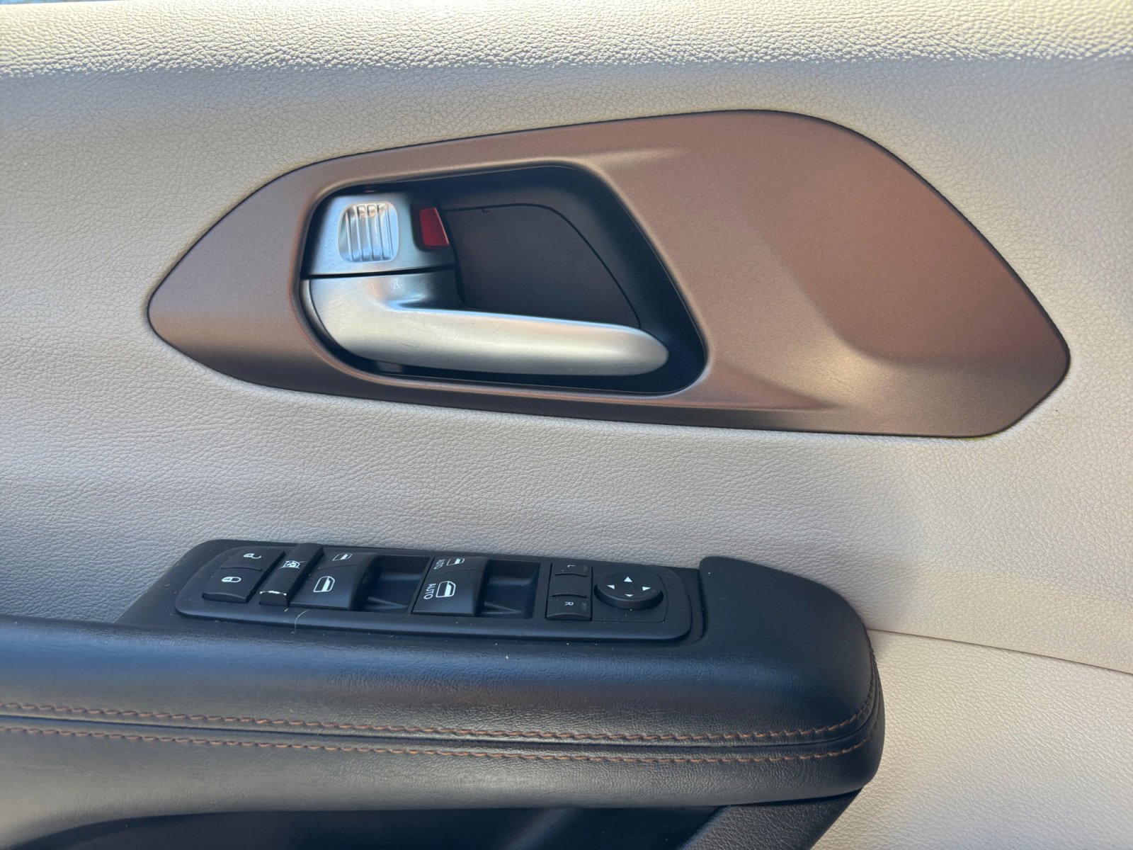 Used 2017 Chrysler Pacifica Touring-L image 16