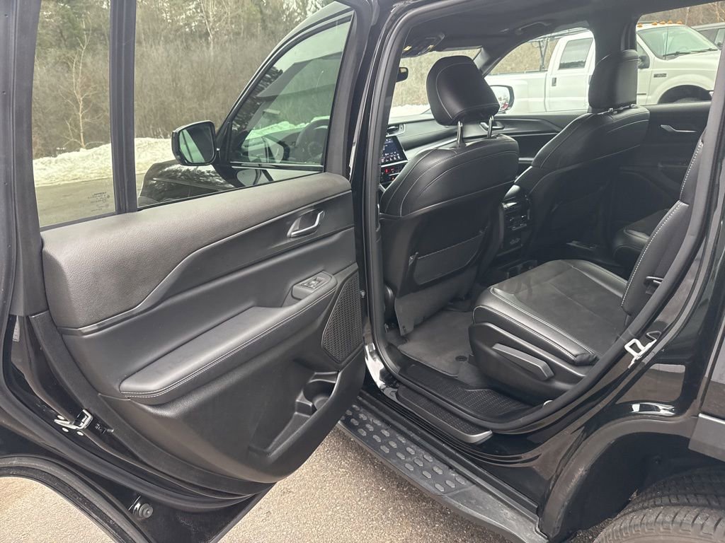 Used 2024 Jeep Grand Cherokee L Altitude image 30