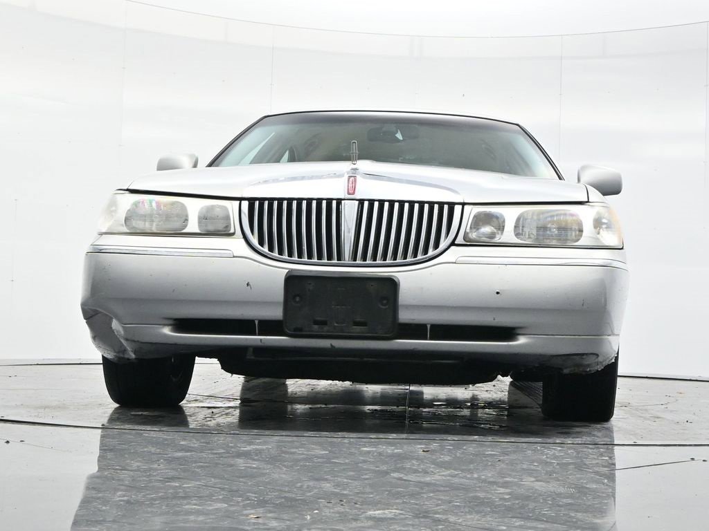 Used 2002 Lincoln Town Car Signature image 41
