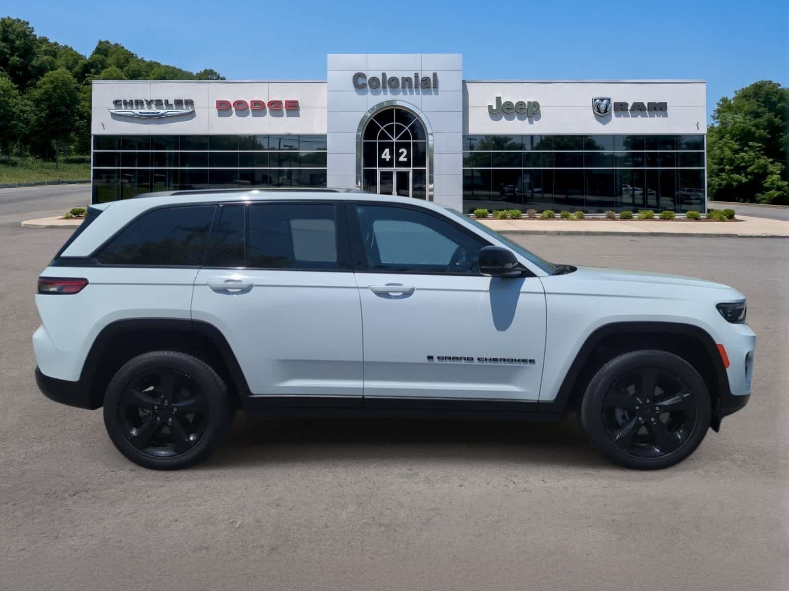 Used 2023 Jeep Grand Cherokee Altitude AWD/4WD image 7
