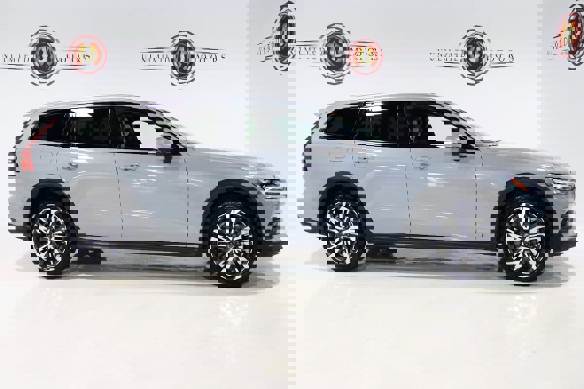 Used 2025 Volvo V60 B5 Cross Country Plus image 28