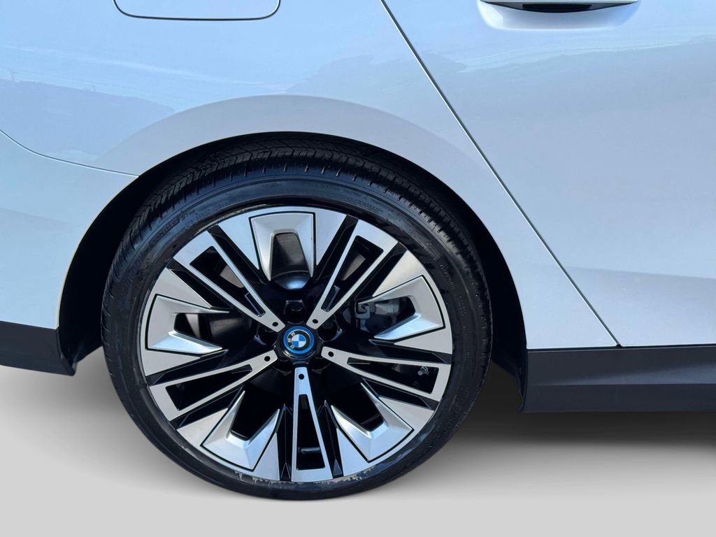 Certified 2024 BMW i5 eDrive40i w/ Convenience Package image 9
