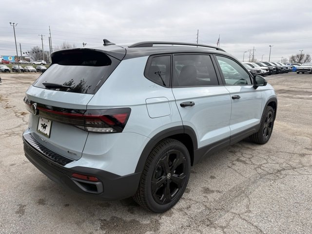 New 2026 Volkswagen Taos SE image 2