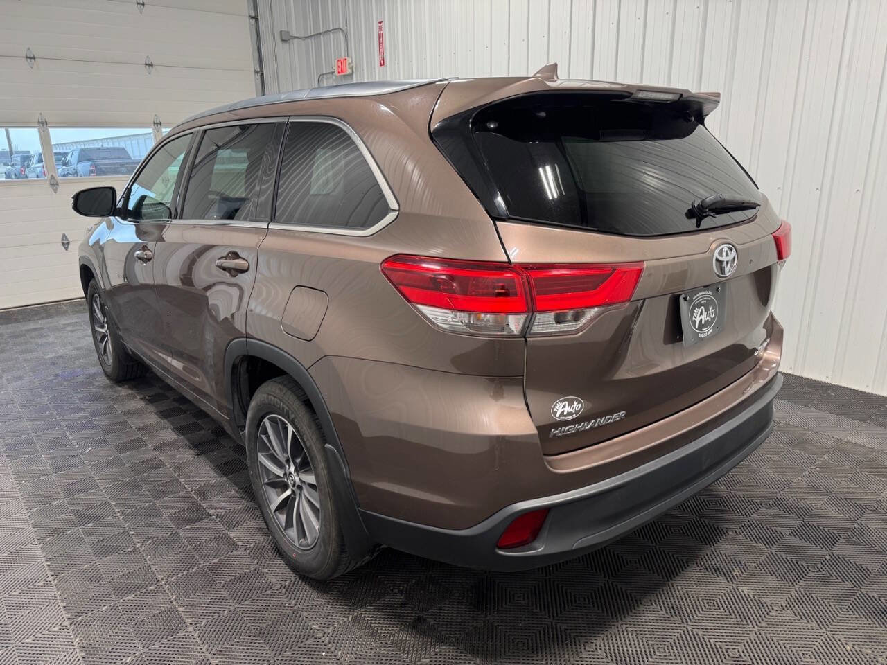 Used 2017 Toyota Highlander XLE image 4