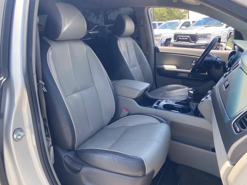 Used 2017 Kia Sedona LX w/ LX Essentials Premium Package FWD image 9