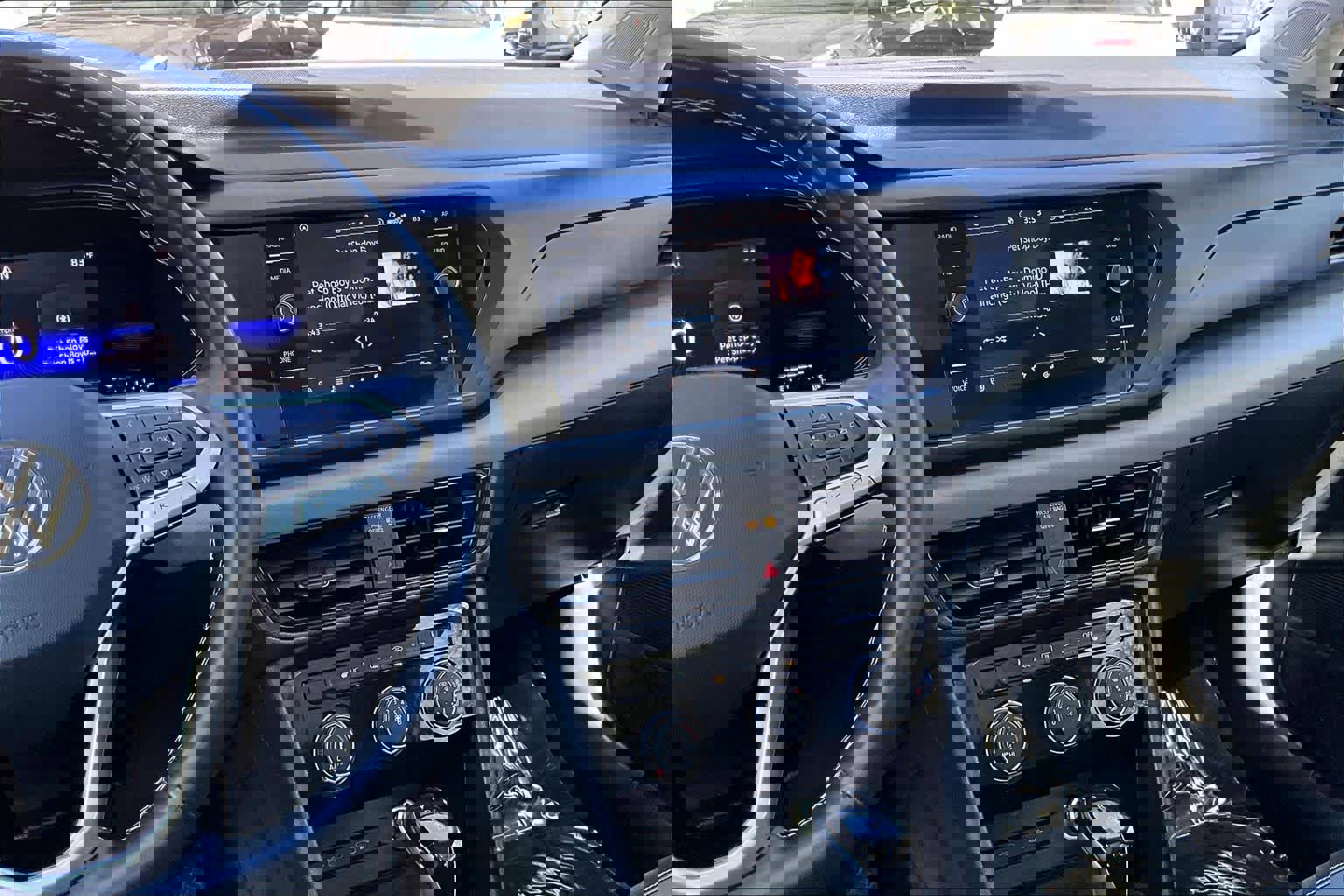 Used 2023 Volkswagen Taos SE w/ Panoramic Sunroof Package image 7