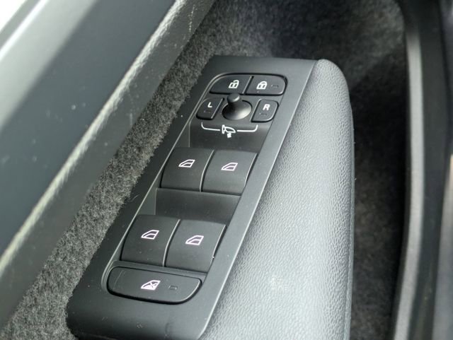 Used 2024 Volvo XC40 B5 Plus image 25