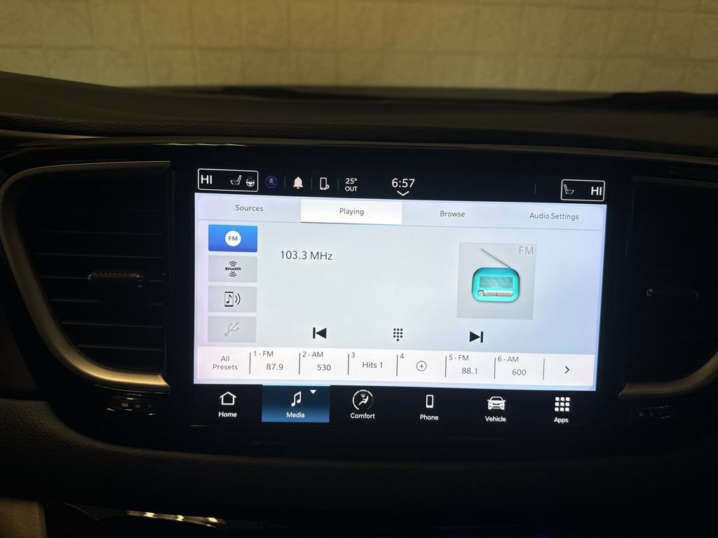 Used 2023 Chrysler Pacifica Touring-L FWD image 6