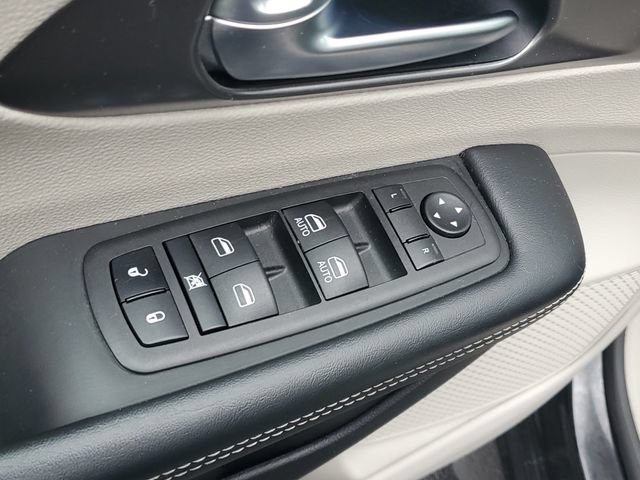 Used 2023 Chrysler Pacifica Touring-L FWD image 16