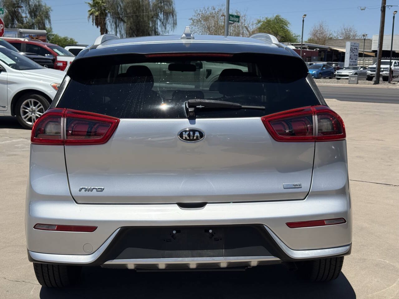 Used 2017 Kia Niro EX FWD image 5