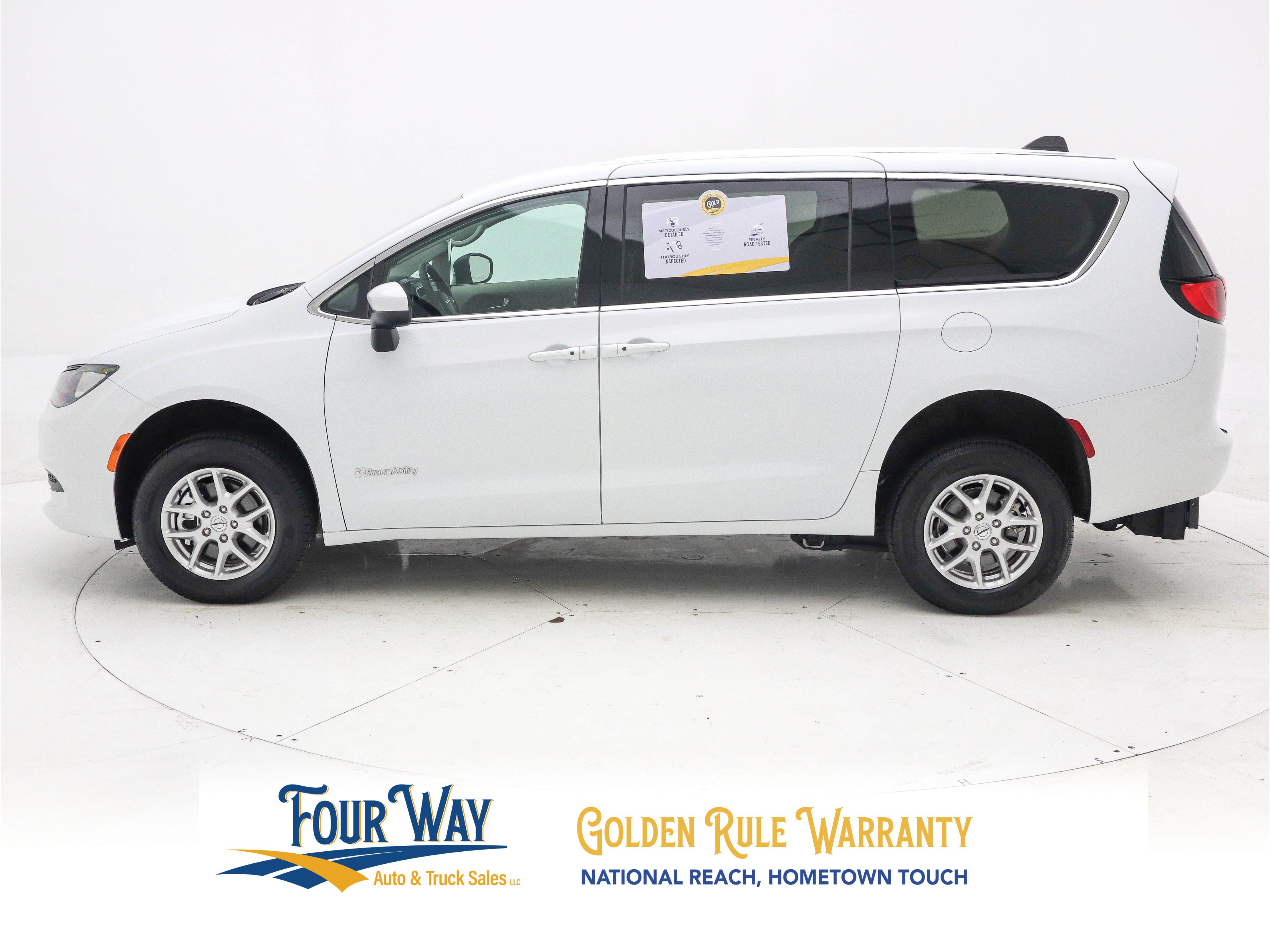 Used 2023 Chrysler Voyager LX FWD image 9