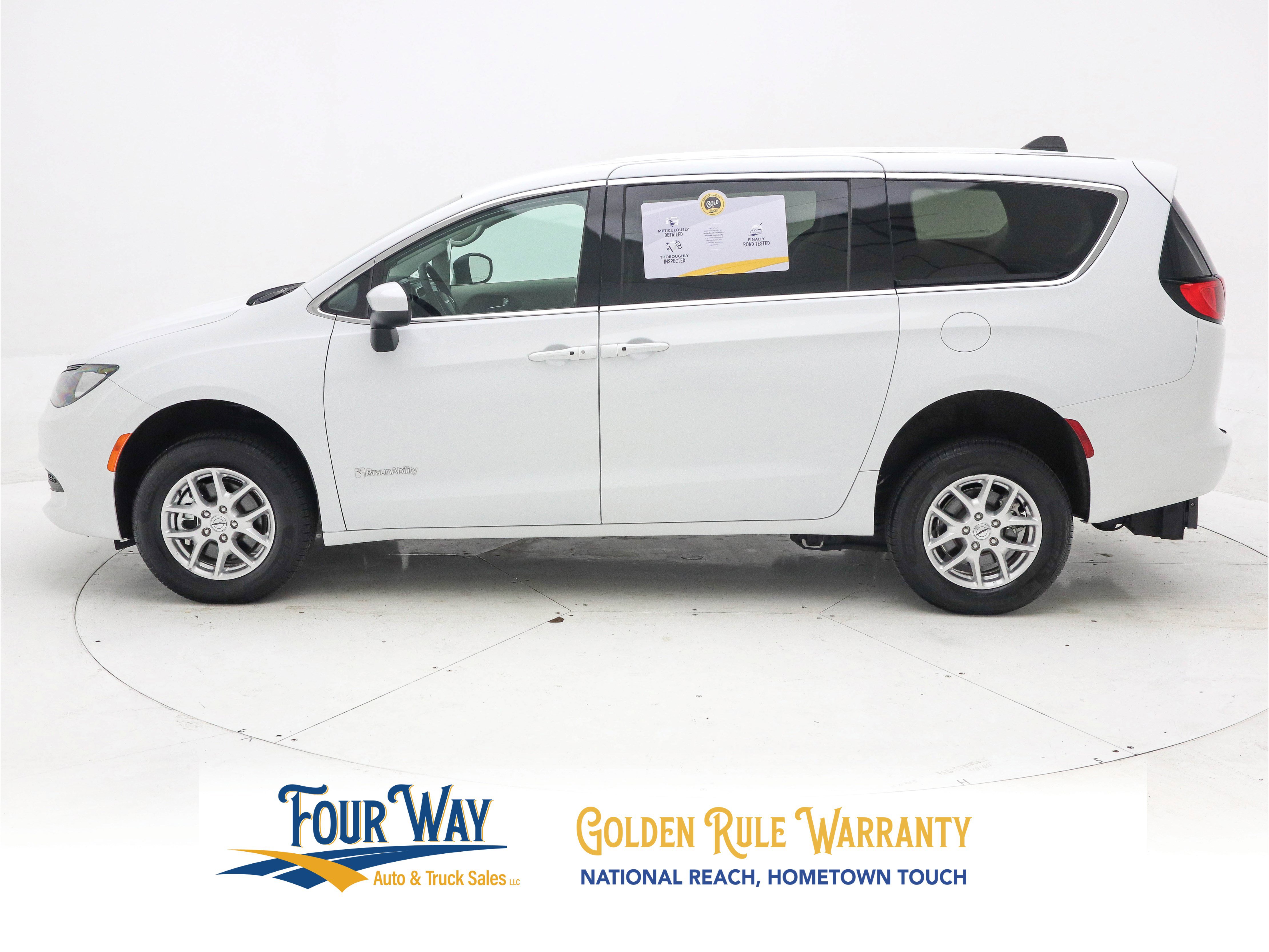 Used 2023 Chrysler Voyager LX image 9