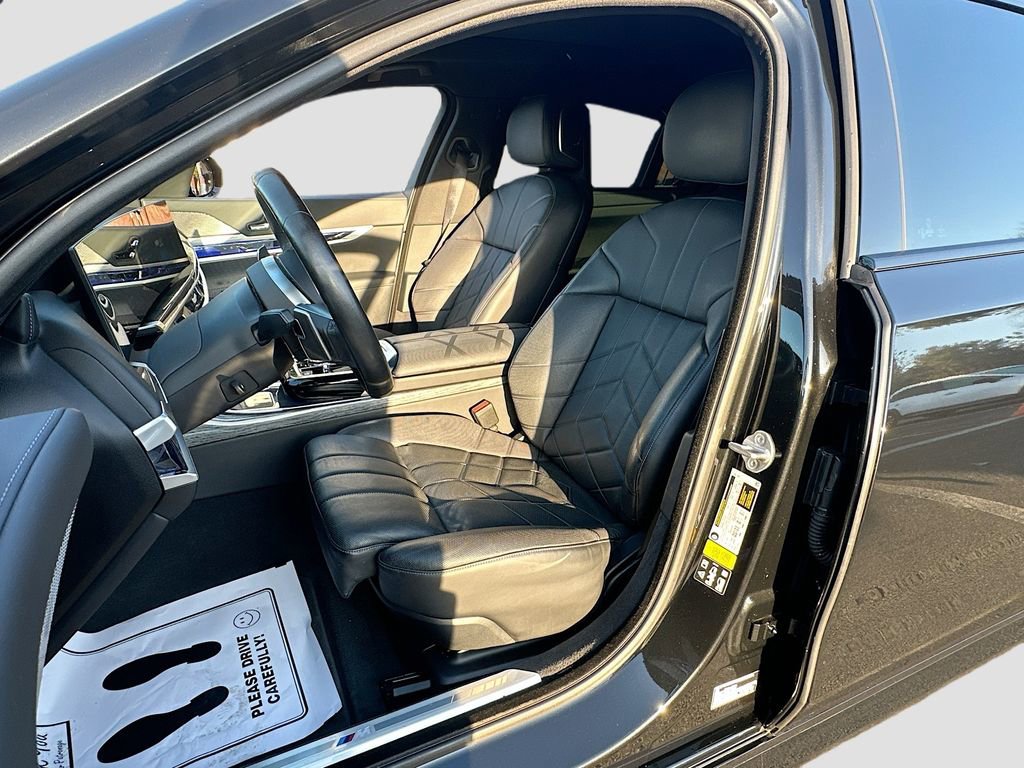 Used 2023 BMW 760i xDrive image 22