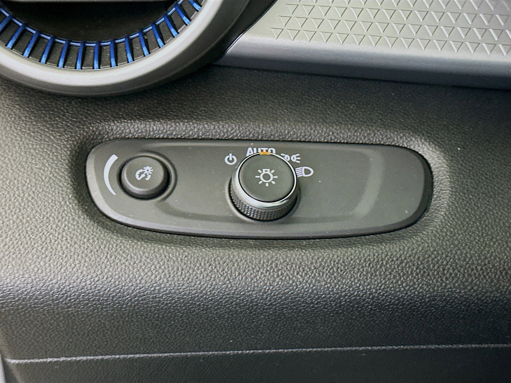 Used 2025 Chevrolet Trax LS w/ LS Convenience Package image 17