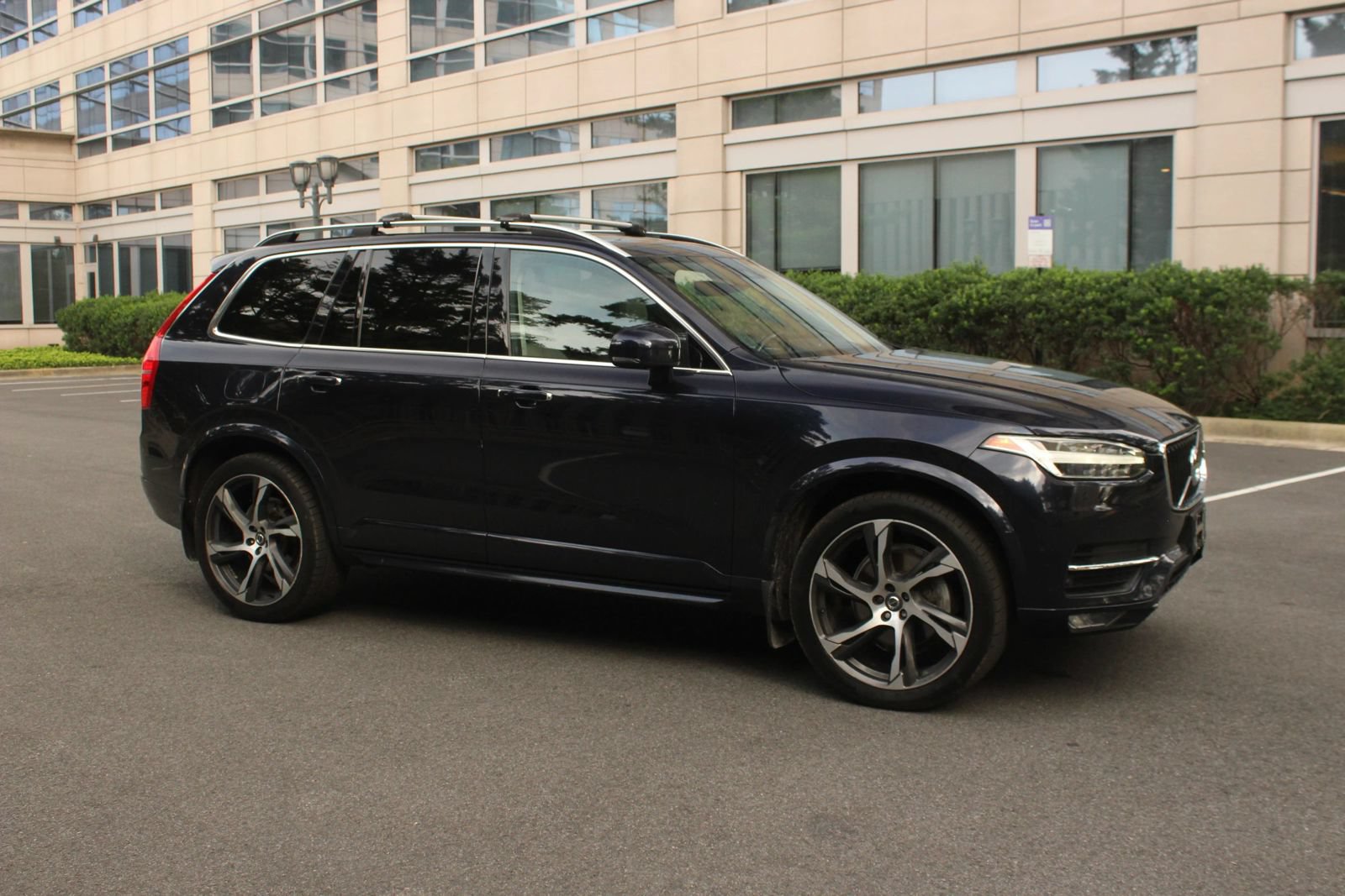 Used 2017 Volvo XC90 T6 Momentum AWD/4WD image 2