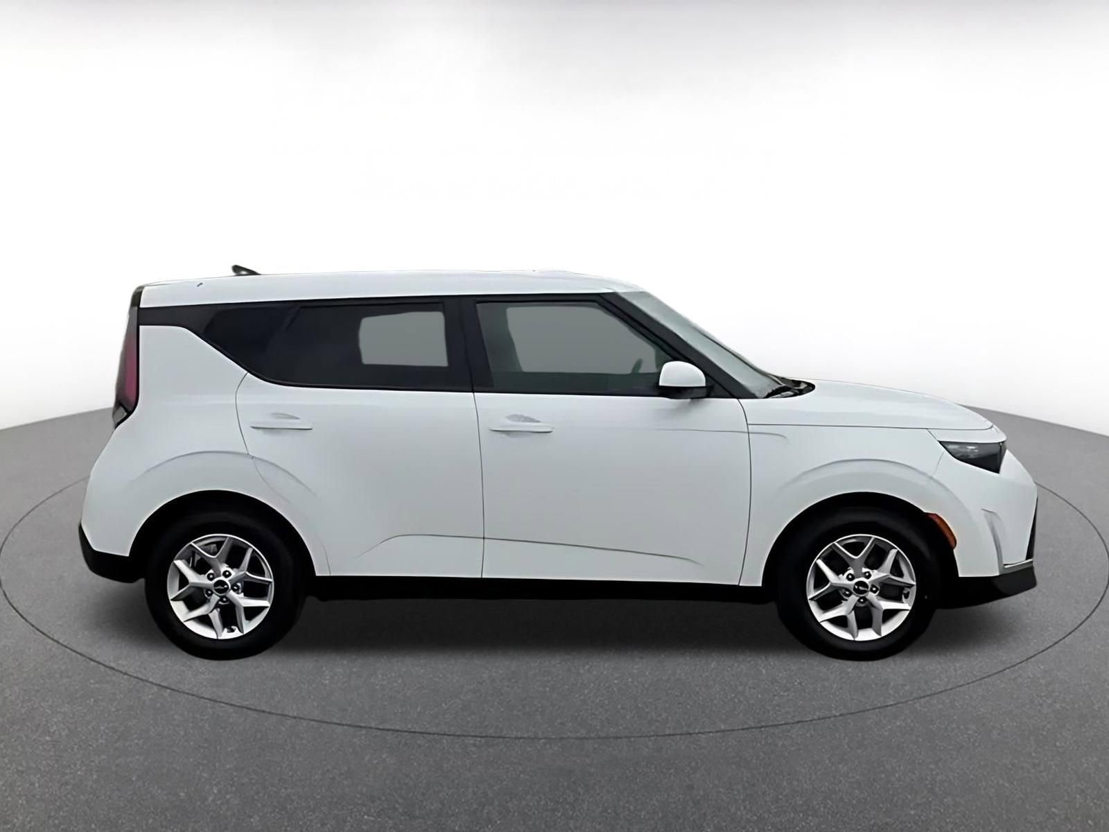 Used 2025 Kia Soul LX w/ LX Technology Package FWD image 16