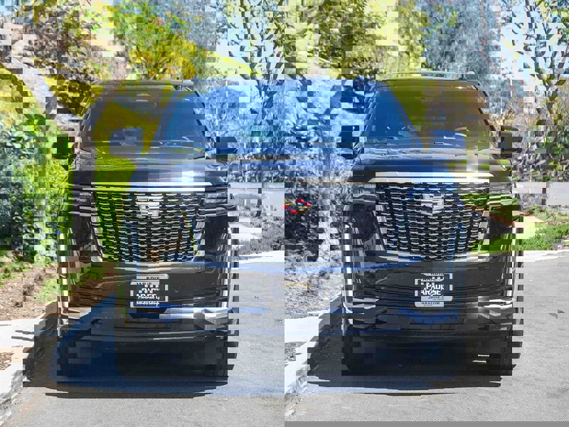 Used 2024 Cadillac Escalade ESV Premium Luxury image 2