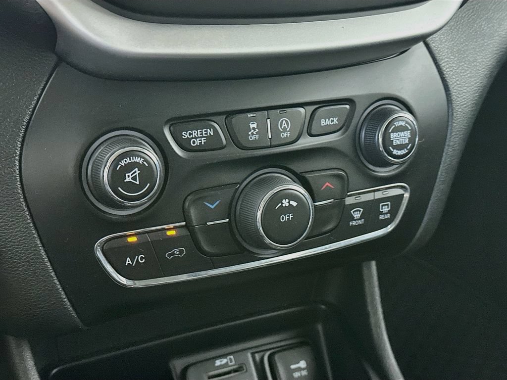 Used 2015 Jeep Cherokee Trailhawk w/ Leather Interior Group AWD/4WD image 18