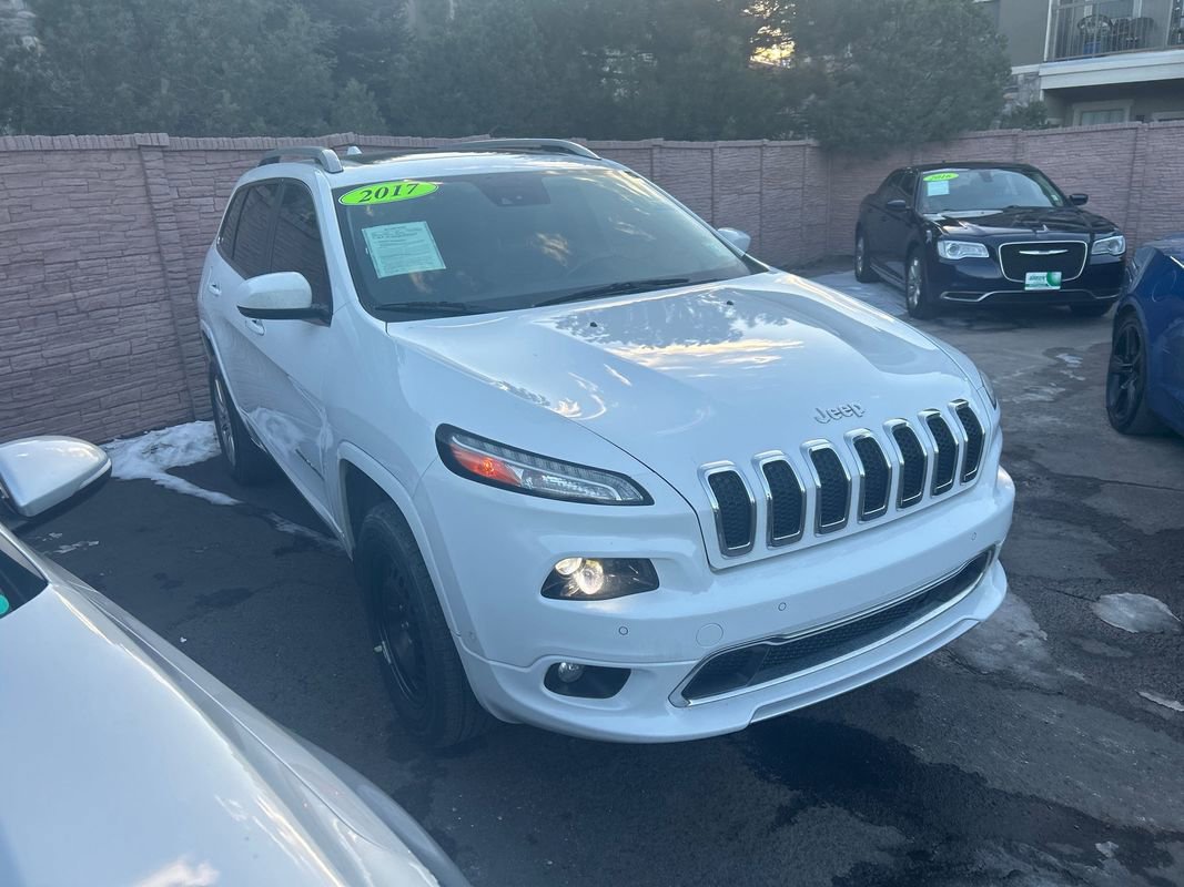 Used 2017 Jeep Cherokee Overland w/ Technology Group image 2