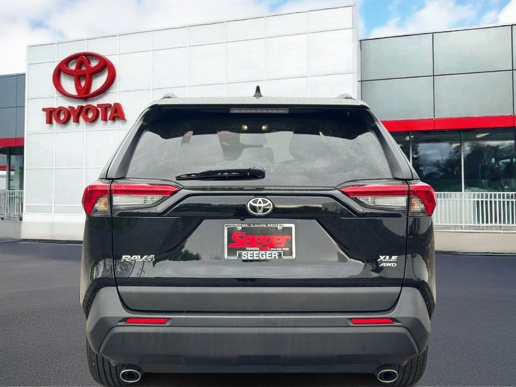 Used 2025 Toyota RAV4 XLE AWD/4WD image 5