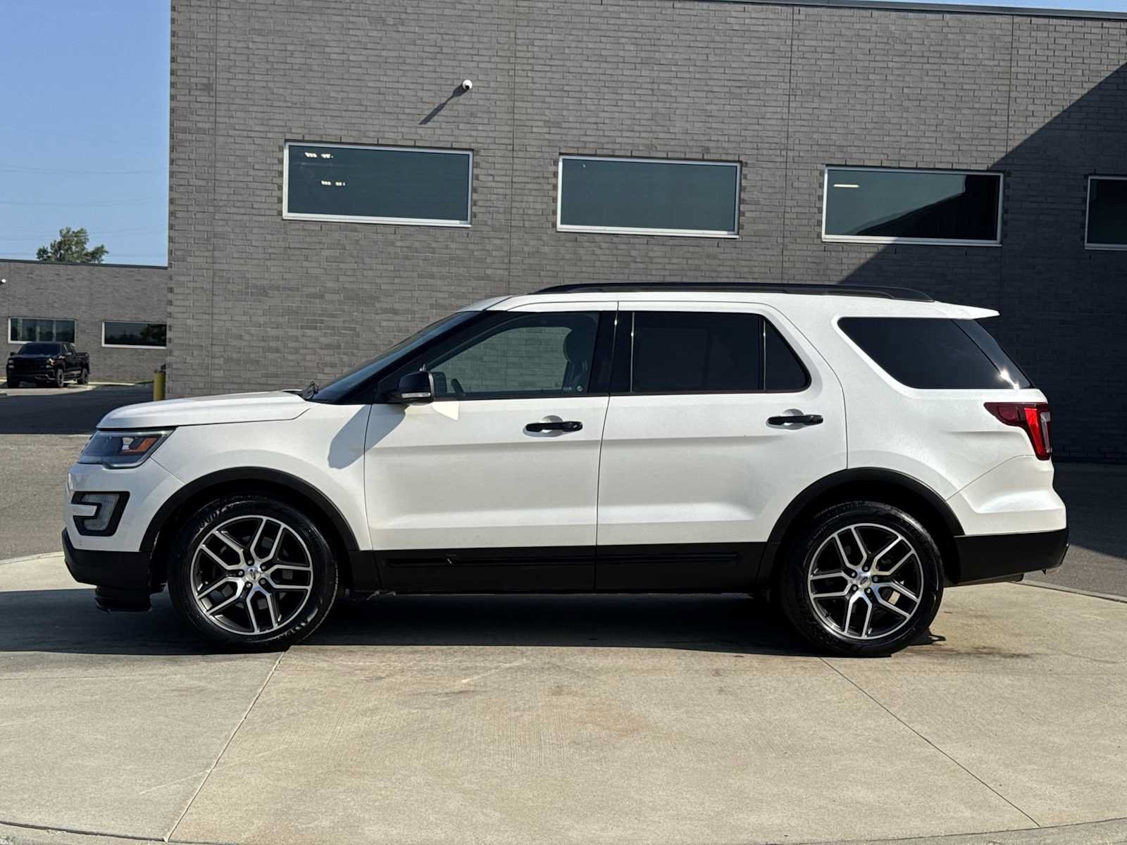 Used 2016 Ford Explorer Sport w/ Equipment Group 401A AWD/4WD image 3