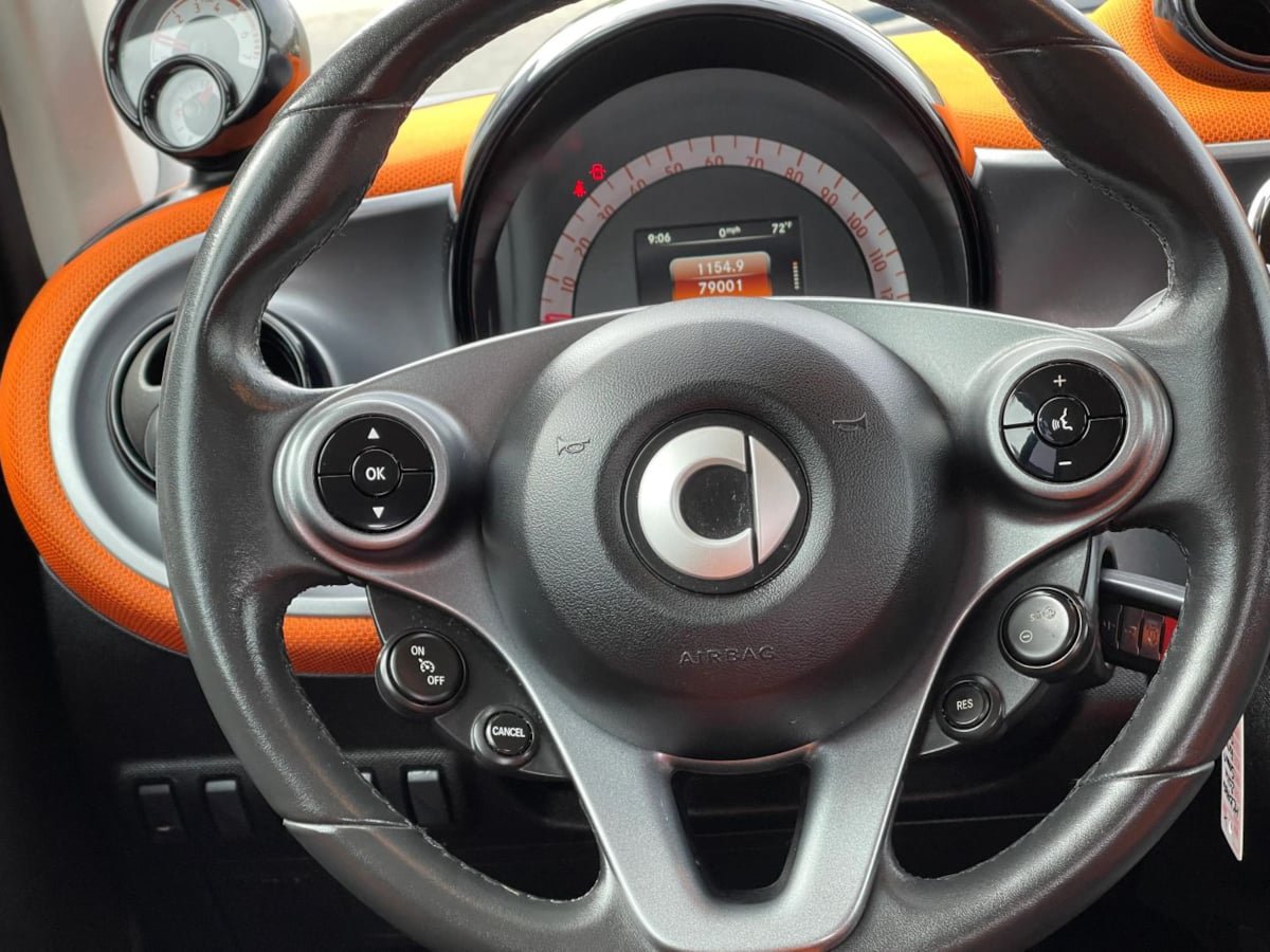 Used 2016 smart fortwo pure RWD image 12