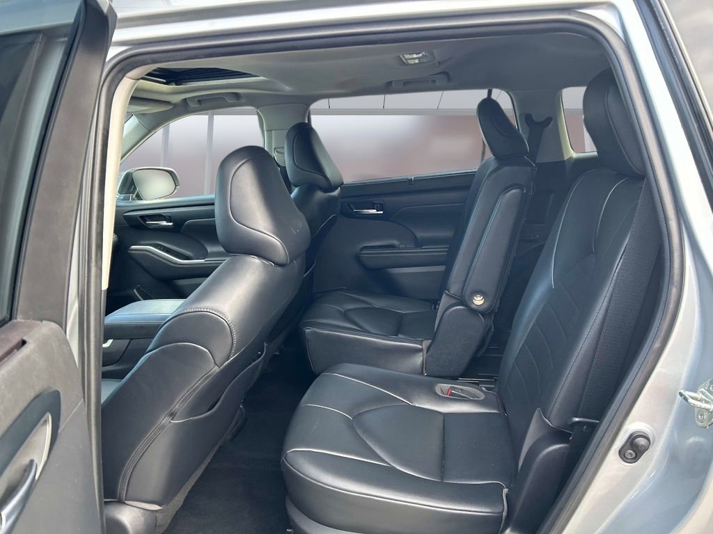 Used 2020 Toyota Highlander XLE image 13