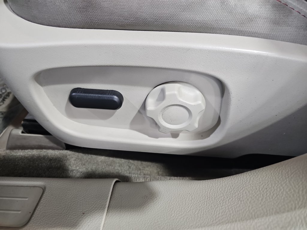 Used 2012 Ford Taurus SE FWD image 30