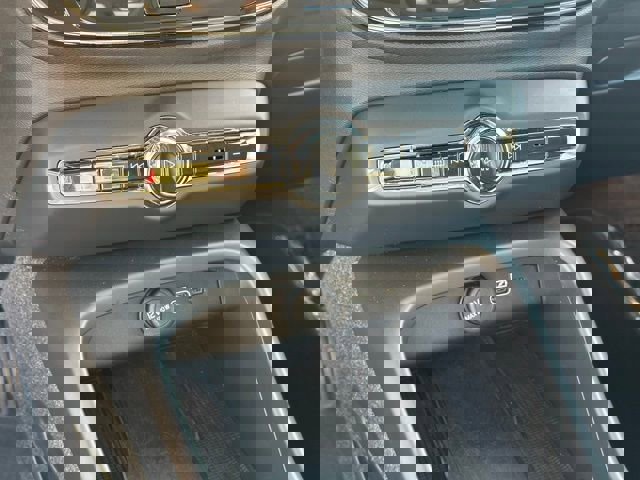 Used 2024 Volvo XC40 B5 Plus image 10